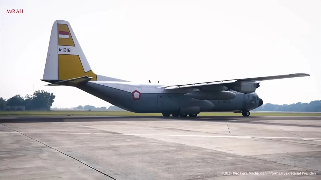 Pesawat Hercules berisi bantuan diberangkatkan ke wilayah terdampak bencana di Aceh-Sumatra pada Jumat (28/11/25). (Foto: Tangkapan layar YouTube/Sekretariat Presiden)