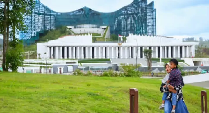 Seorang perempuan berjalan di lingkungan Ibu Kota Nusantara (IKN). Foto: Instagram@ikn_id.