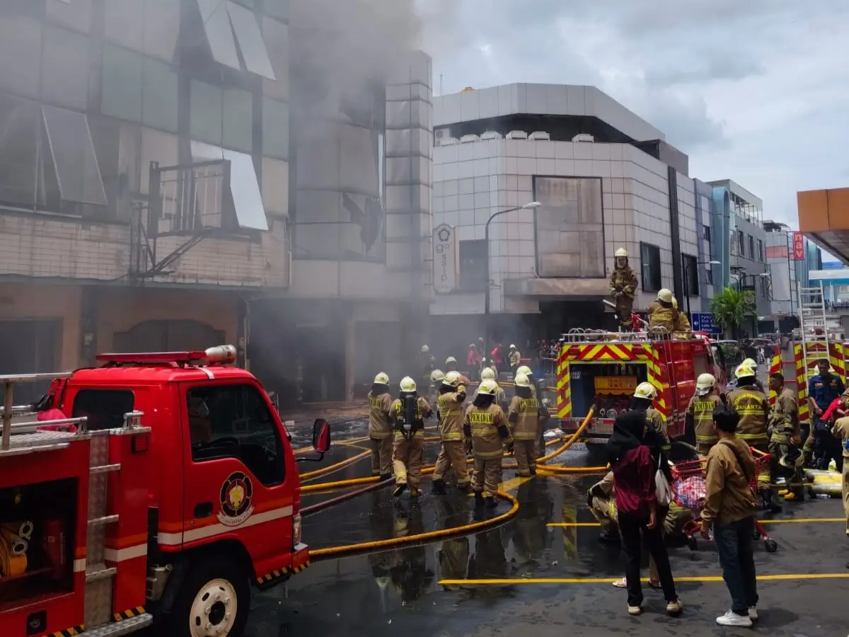Kebakaran Ruko Golden Plaza Fatmawati  Asap Tebal Membumbung Tinggi