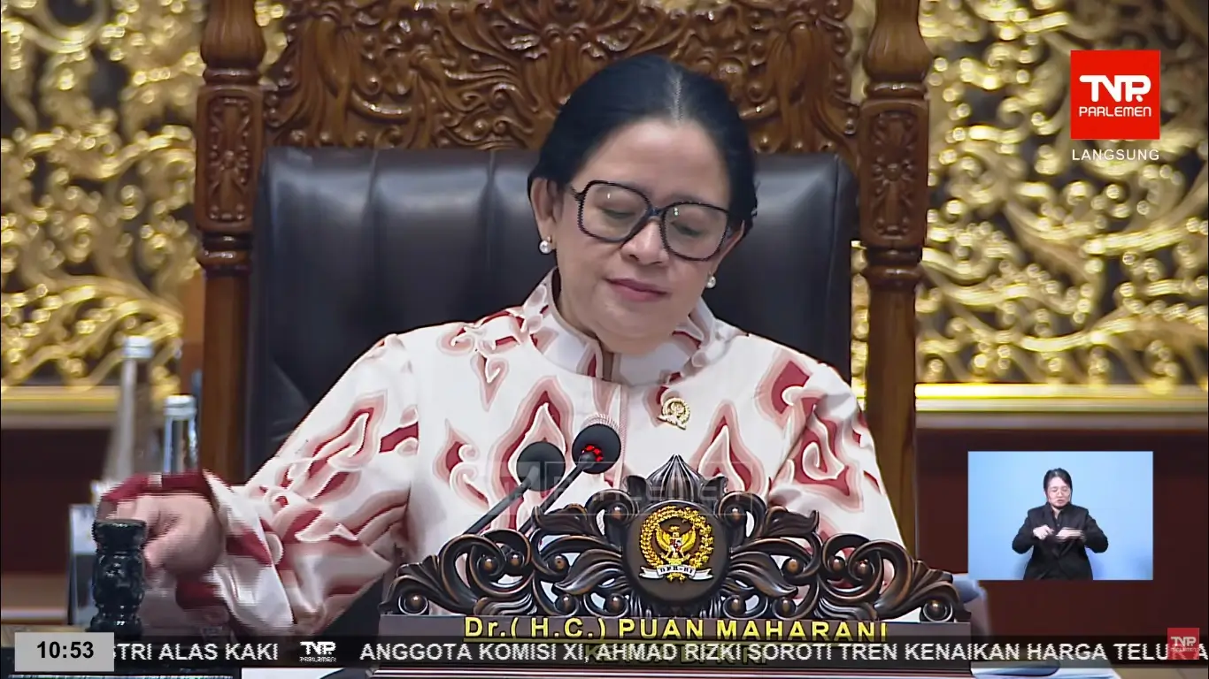 Ketua DPR RI, Puan Maharani ketika mengetok palu sebagai tanda disahkannya RKUHAP menjadi Undang-Undang dalam rapat paripurna DPR di Kompleks Parlemen Senayan, Jakarta, Selasa (18/11/25). (Foto: Tangkapan layar YouTube/TVR Parlemen)