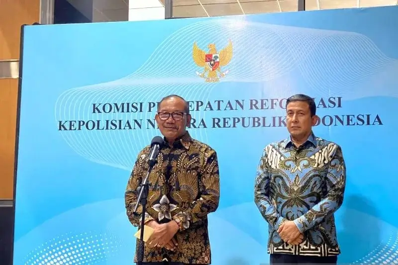 Anggota Komisi Reformasi Polri Jenderal (Purn) Pol Badrodin Haiti (kiri) memberikan keterangan kepada media di Kementerian Sekretariat Negara, Jakarta, Rabu (26/11). Foto: ANTARA/Mentari Dwi Gayati.