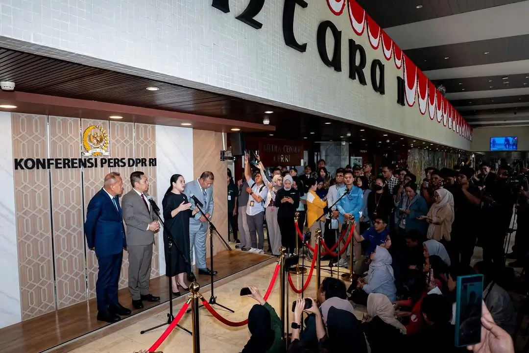 Ketua DPR RI, Puan Maharani beserta jajaran pimpinan DPR RI ketika menyampaikan keterangan pers di Kompleks Parlemen Senayan, Jakarta pada Kamis (21/08/25). (Foto: Instagram/puanmaharaniri)
