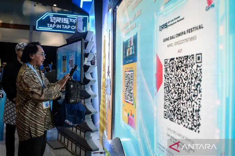 Foto: Pengunjung mencoba memindai QRIS Korea Selatan saat Festival Ekonomi dan Keuangan Digital (FEKDI) x Indonesia Fintech Summit & Expo (IFSE) 2025 di Jakarta, Kamis (30/10/2025) (ANTARA FOTO/Putra M. Akbar)