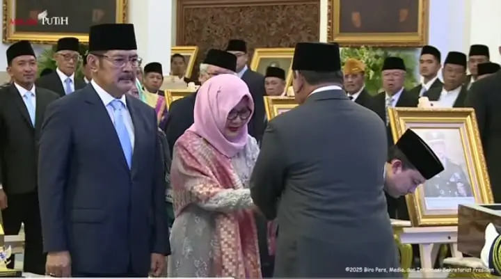 Presiden Prabowo Subianto saat memberikan plakat gelar pahlawan nasional kepada ahli waris Presiden ke-2 RI Soeharto, Siti Hardijanti Rukmana atau Tutut Soeharto dan Bambang Trihatmodjo di Istana Negara, Jakarta, Senin (10/11). Foto: tangkapan layar Youtube Sekretaris Presiden.