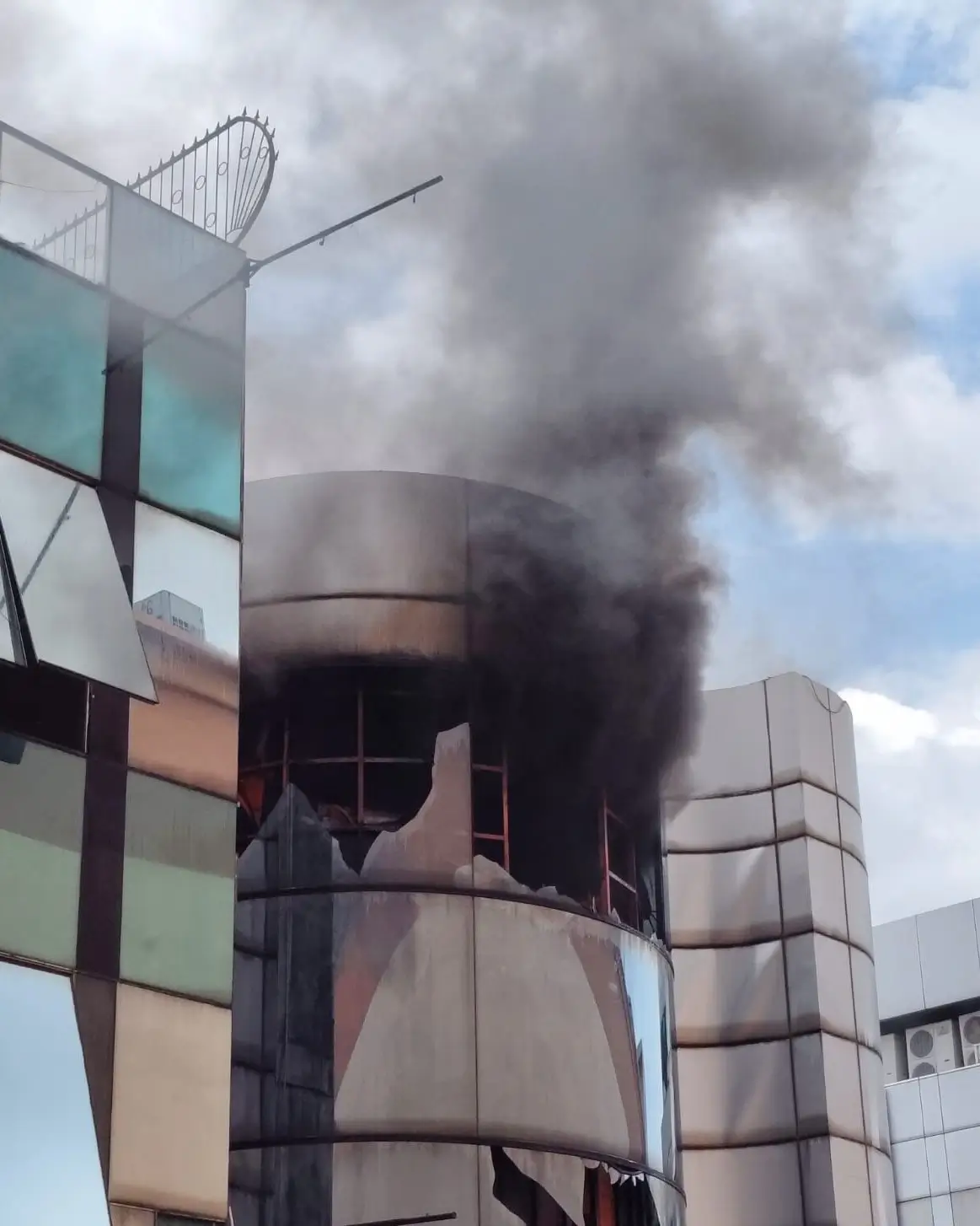 Kebakaran di sebuah ruko tekstil di Komplek Golden Fatmawati, Jakarta Selatan pada Selasa (11/11/25). (Foto: Dok. ThePhrase.id)