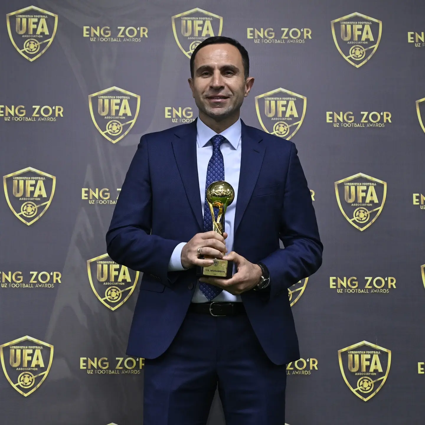 Mantan pelatih Timnas Uzbekistan, Timur Kapadze, menanggapi rumor yang mengaitkannya dengan kursi pelatih Timnas Indonesia. Foto Instagram Timur Kapadze.