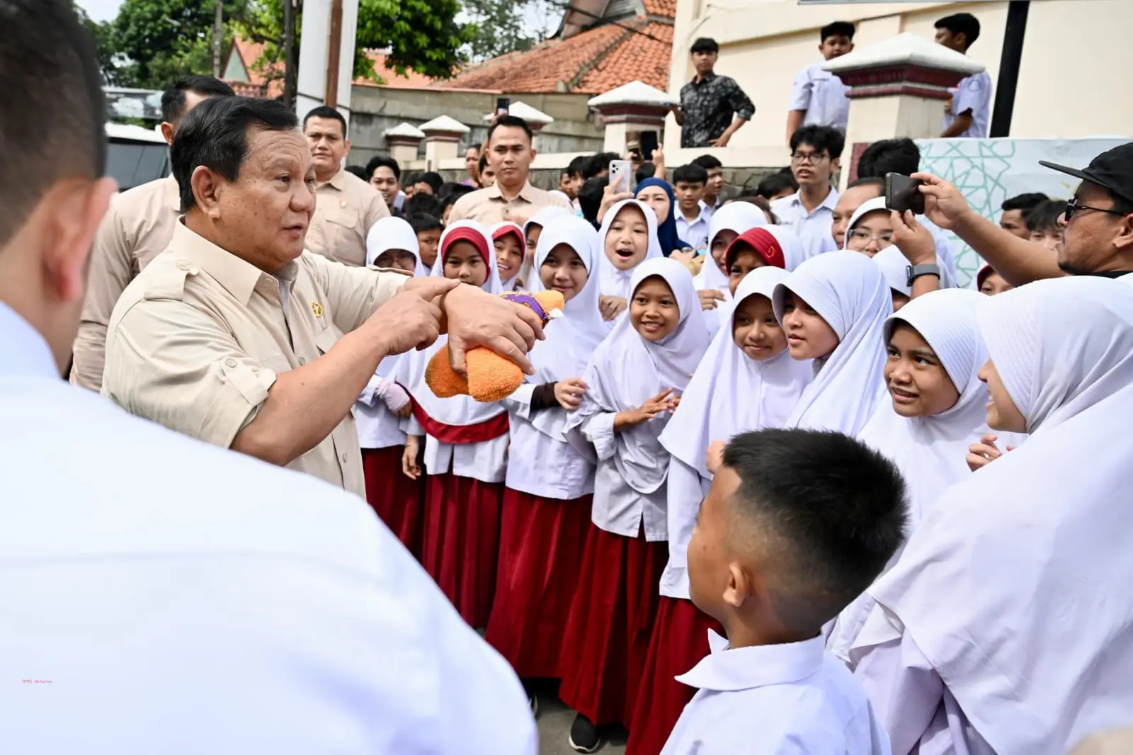 Presiden Prabowo Subianto saat disambut anak-anak sekolah. Foto: setneg.go.id.