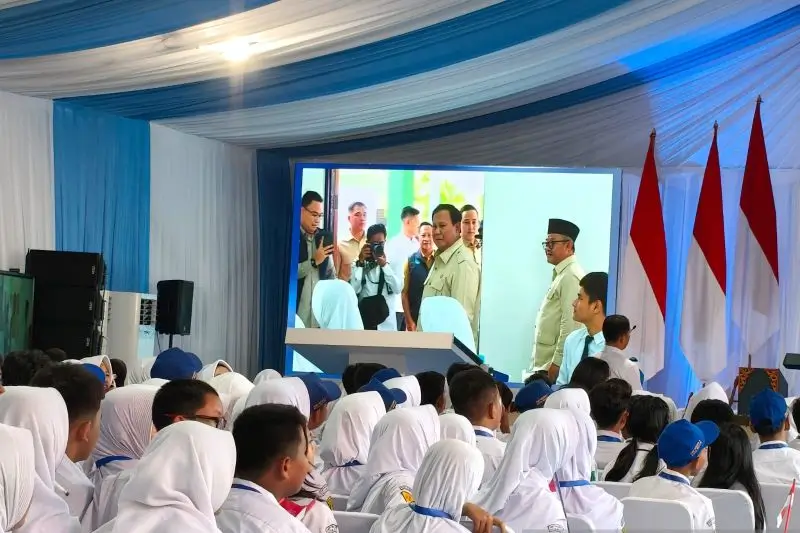 Foto: Siswa dari sejumlah sekolah di Kota Bekasi, Jawa Barat, menyaksikan ketibaan Presiden RI Prabowo Subianto di SMPN 4 Kota Bekasi (ANTARA/Andi Firdaus)