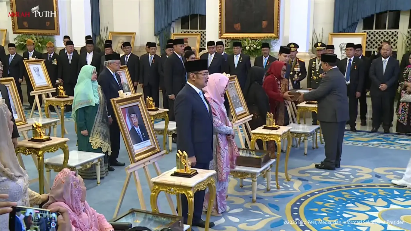 Presiden RI, Prabowo Subianto menganugerahkan gelar Pahlawan Nasional di Istana Negara, Jakarta, Senin (10/11/25). (Foto: Tangkapan layar YouTube/Sekretariat Presiden)