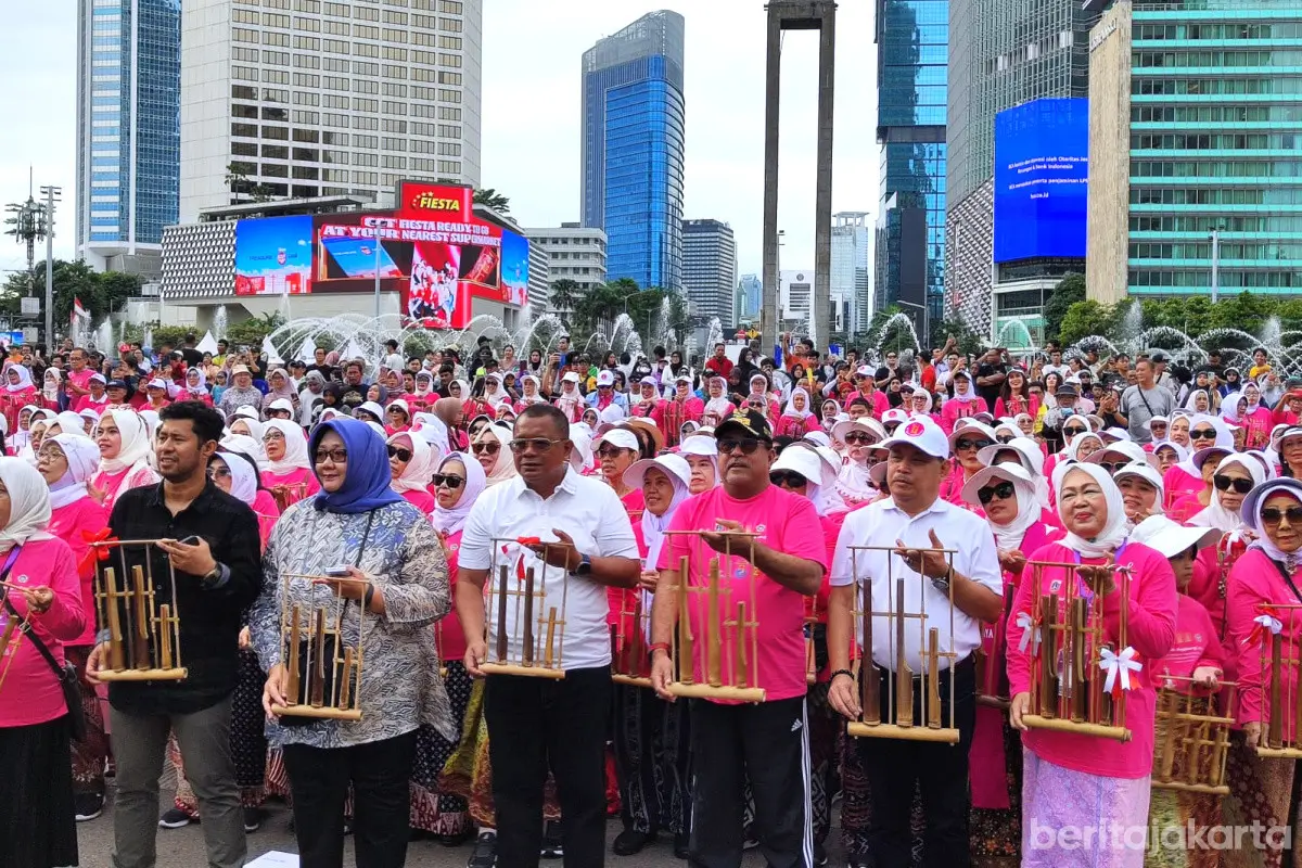 Merayakan 15th World Angklung's Day, sebanyak 1.000 warga lanjut usia (Lansia) tampil memainkan Angklung saat berlangsung Car Free Day (CFD) di kawasan Bundaran HI, Jakarta Pusat. (Foto: beritajakarta.id/Tiyo Surya Sakti)