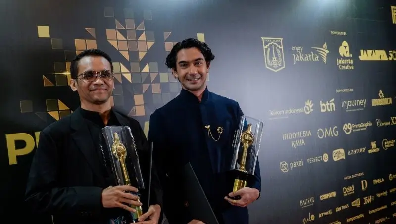 Sineas Reza Rahadian (kanan) dan Felix K. Nesi (kiri) usai meraih penghargaan Penulis Skenario Asli Terbaik dalam Festival Film Indonesia 2025 untuk film 'Pangku' di Jakarta, Kamis (20/11/2025). (Foto:L ANTARA FOTO/Putra M. Akbar/tom)