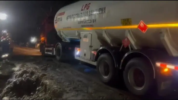 Dukung Terbukanya Akses Jalan  Pertamina Pasok Bahan Bakar untuk Operasional Alat Berat Penanggulangan Bencana Sumatra