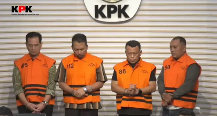 Bupati Ponorogo Sugiri Sancoko (kedua dari kanan) saat dihadirkan dalam konfrensi pers bersama tiga tersangka lainnya di Gedung Merah Putih, Jakarta. Foto: tangkapan layar KPK RI.