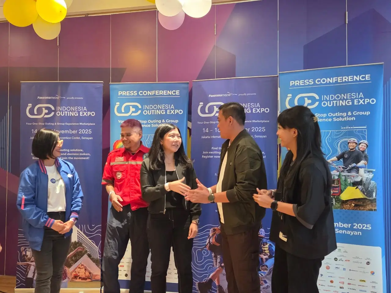 Press Conference Indonesia Outing Expo 2025 di SuperPark Pondok Indah Mall, (5/11/2025). (Kiri-Kanan: Sawitri Soedarno, Head of Country Marketing Indonesia JobStreet; Ahmad Hersapto, Event Safety Coordinator dari IVENDO DKI Jakarta; Andita Tirtawisata, Direktur Panorama Media; Gigih Gesang, Ketua Umum AELI; Priscilla Daulima, Project Manager Indone