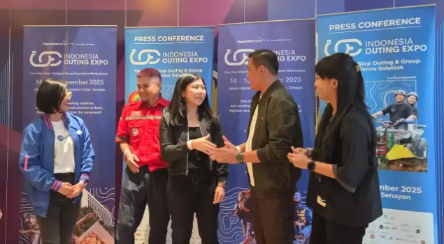 Press Conference Indonesia Outing Expo 2025 di SuperPark Pondok Indah Mall, (5/11/2025). (Kiri-Kanan: Sawitri Soedarno, Head of Country Marketing Indonesia JobStreet; Ahmad Hersapto, Event Safety Coordinator dari IVENDO DKI Jakarta; Andita Tirtawisata, Direktur Panorama Media; Gigih Gesang, Ketua Umum AELI; Priscilla Daulima, Project Manager Indone
