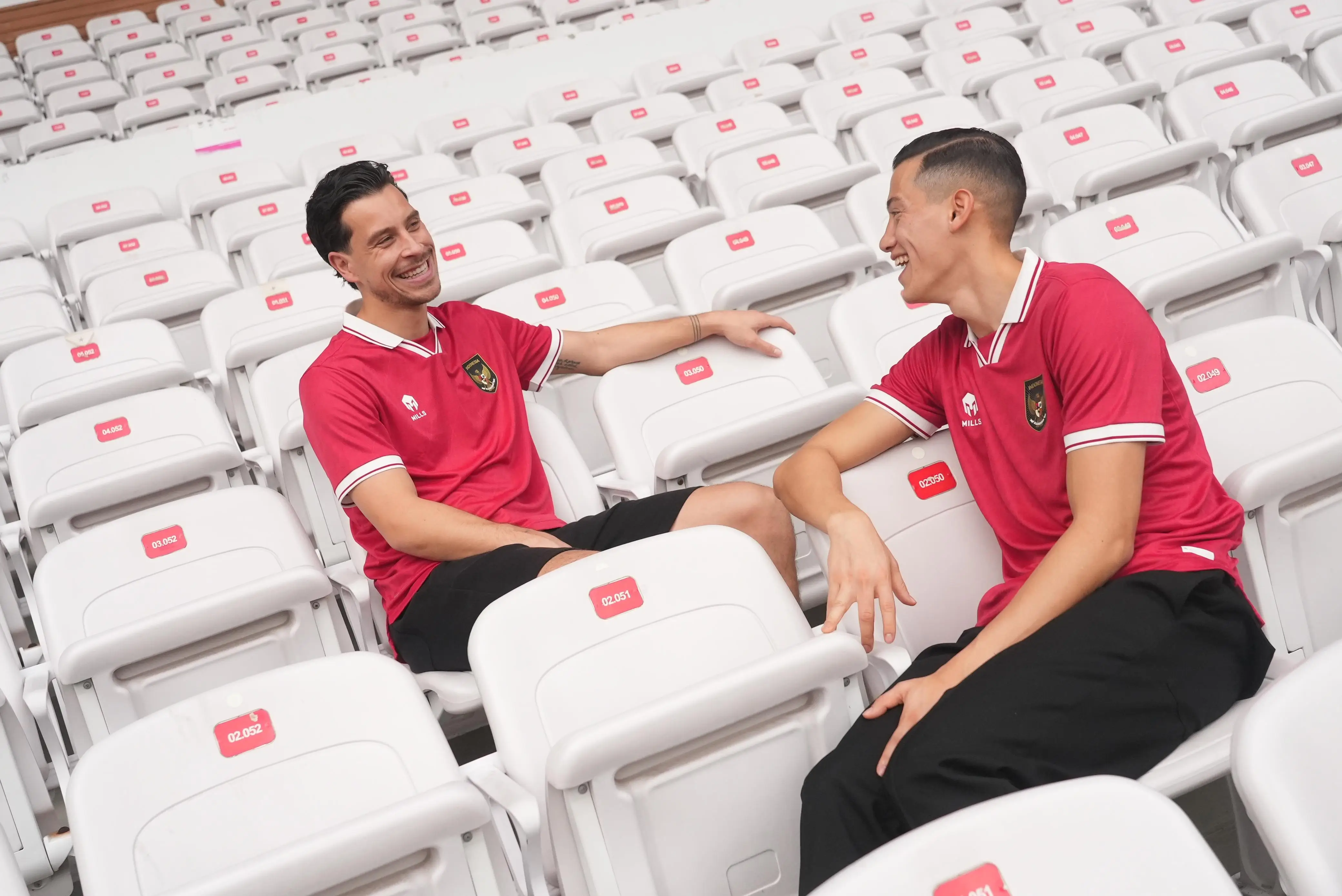 Thom Haye dan Jay Idzes terpukau dengan Stadion Utama Gelora Bung Karno. (Foto: PSSI)