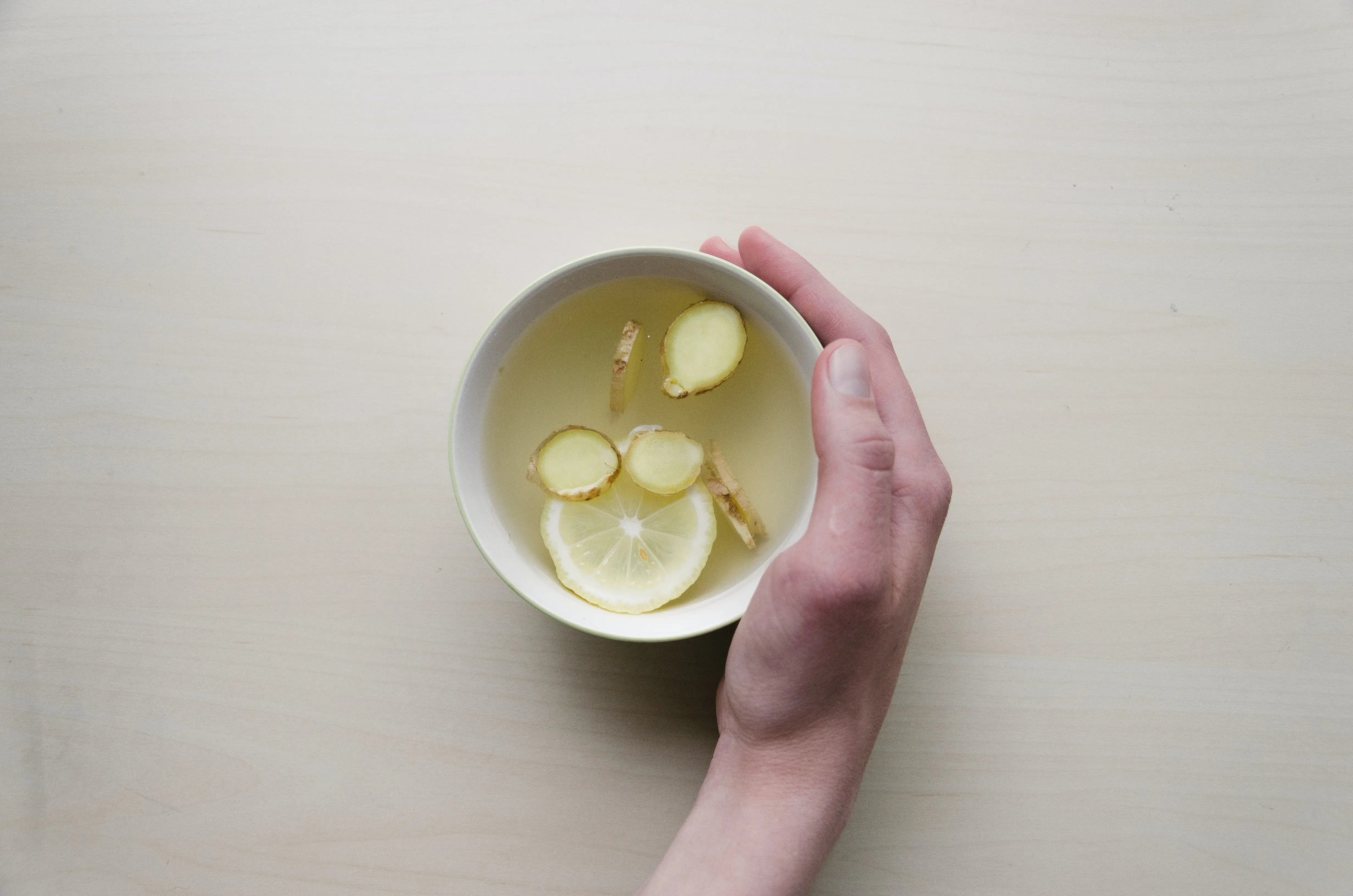 Ilustrasi minuman madu dan bawang putih. (Foto: Unsplash/Dominik Martin)
