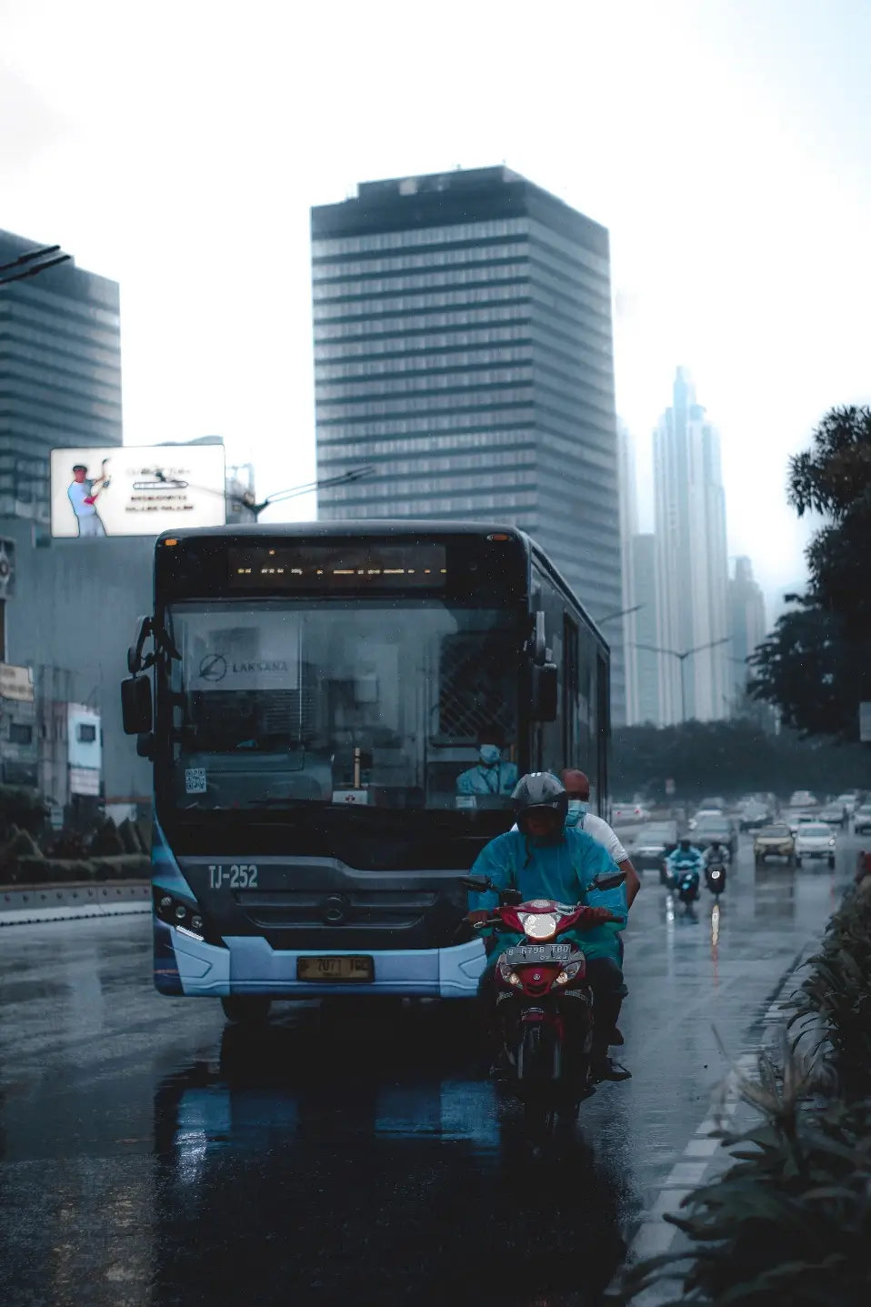 Sepeda Motor Dilarang Berteduh di Kolong Jembatan saat Hujan  Ini Alasannya 
