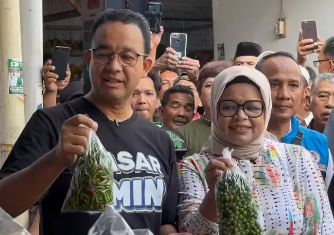 Capres nomor urut 1 Anies Baswedan beserta istri saat berbelanja di Pasar Kepuh, Kuningan Jawa Barat, Minggu (10/12/23). (Foto: Instagram/aniesbaswedan)