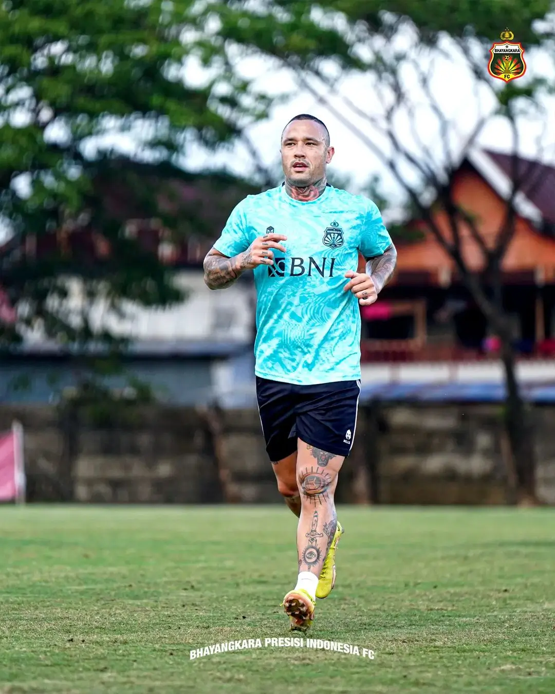 Radja Nainggolan berlatih bersama Bhayangkara Presisi Indonesia FC. Foto: Instagram