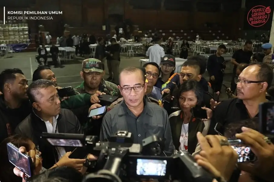 Ketua KPU RI Hasyim Asy’ari saat memantau logistik Pemilu 2024 di Denpasar, Bali, Rabu (13/12/23). (Foto: Instagram/kpu_ri)