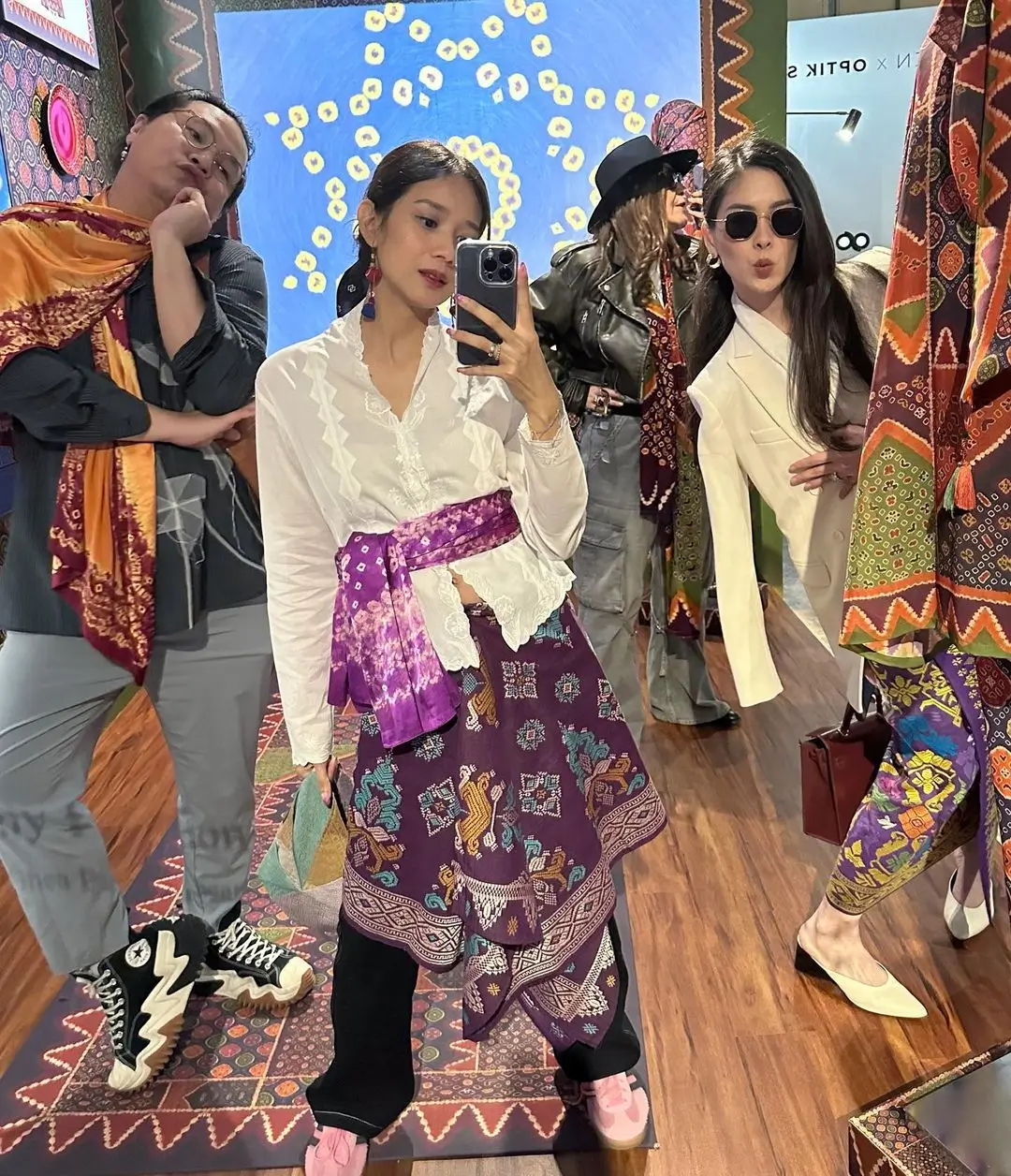 Inspirasi Gaya Batik Mewah dan Elegan ala Gista Putri 