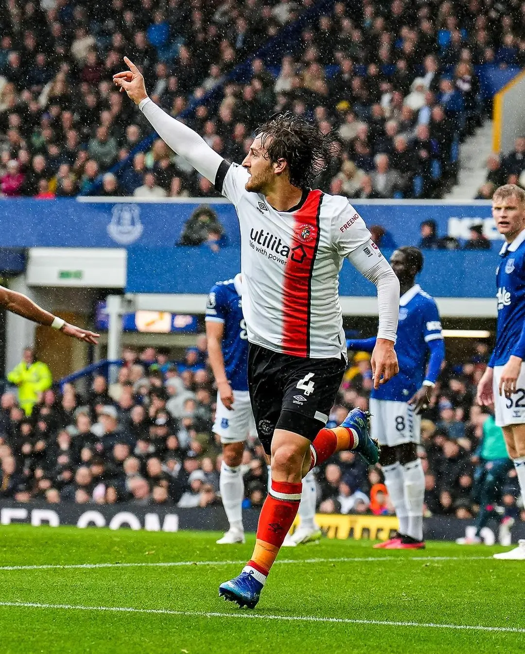 Tom Lockyer kolaps ketika membela Luton Town melawan AFC Bournemouth. Foto: Istimewa