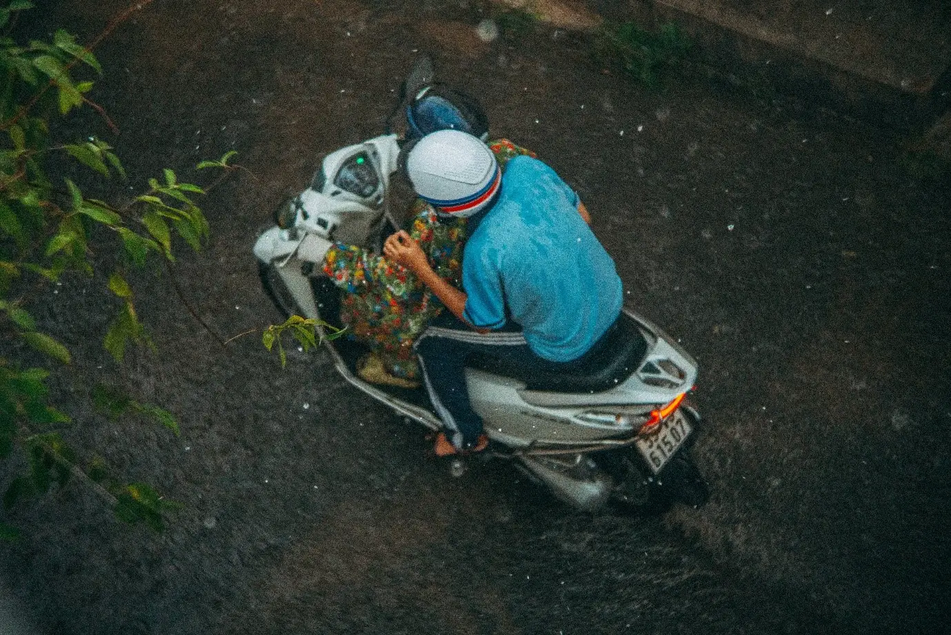 Ilustrasi pengendara sepeda motor di tengah hujan. (Foto: pexels/FOX)
