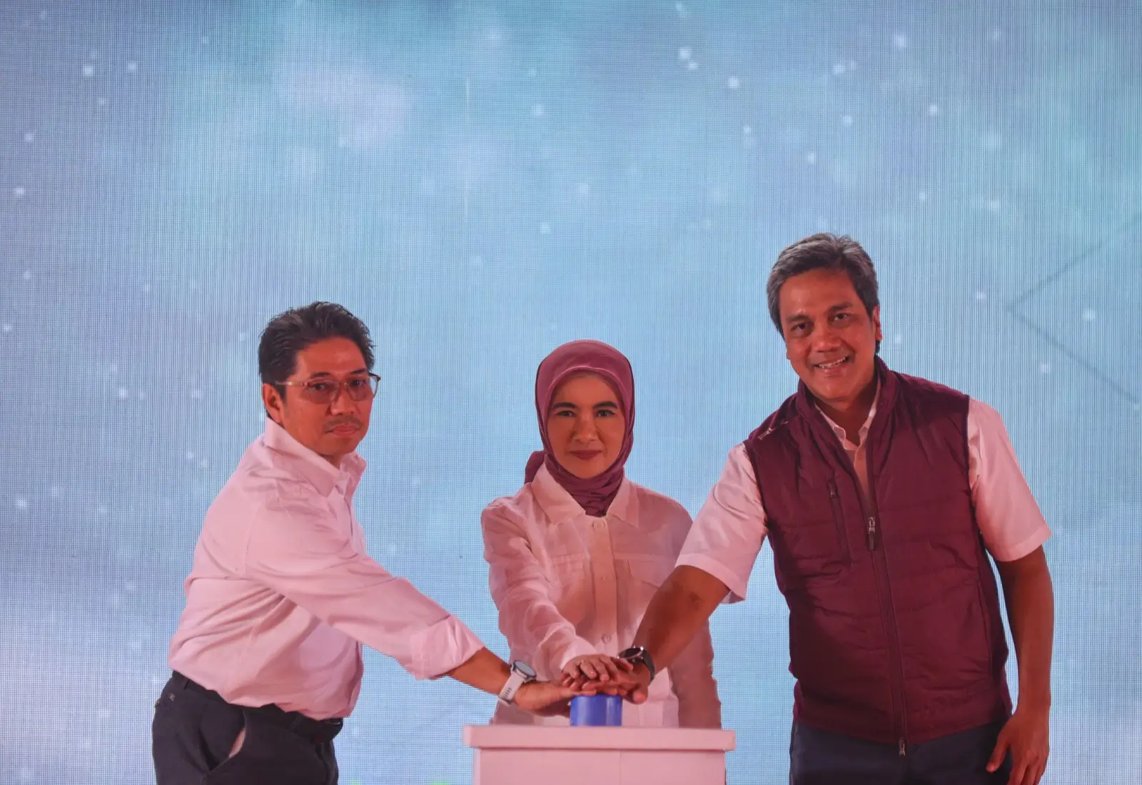 Direktur Utama PT Pertamina (Persero) Nicke Widyawati, CEO SubHolding Pertamina New & Renewable Energy Dannif Danusaputro, Direktur Utama PT Pertamina Geothermal Energy (PGE) Julfi Hadi menekan tombol bersama sebagai tanda Groundbreaking Unit 2 PT PGE Area Lumut Balai dimulai, pada Selasa, 19 Desember 2023, Semendo Darat Laut, Muara Enim, Sumatera 