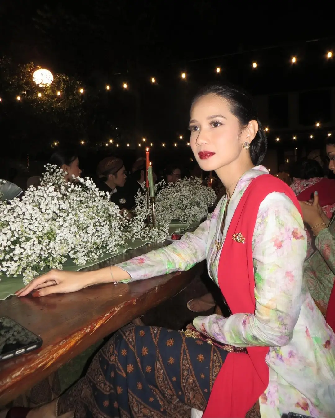Inspirasi Gaya Batik Mewah dan Elegan ala Gista Putri 