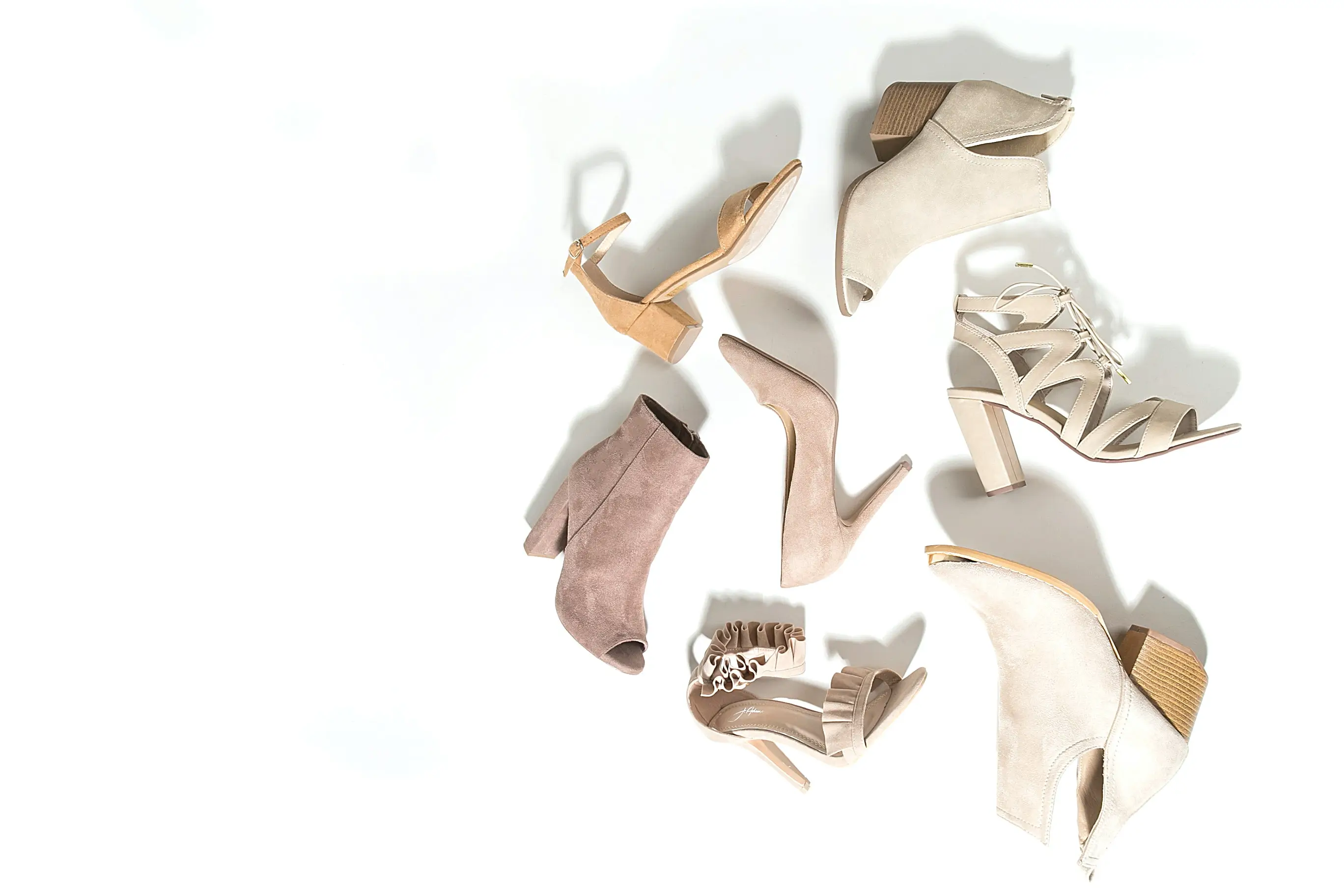 Macam-macam jenis sepatu. (Foto: Unsplash/jaclyn moy)