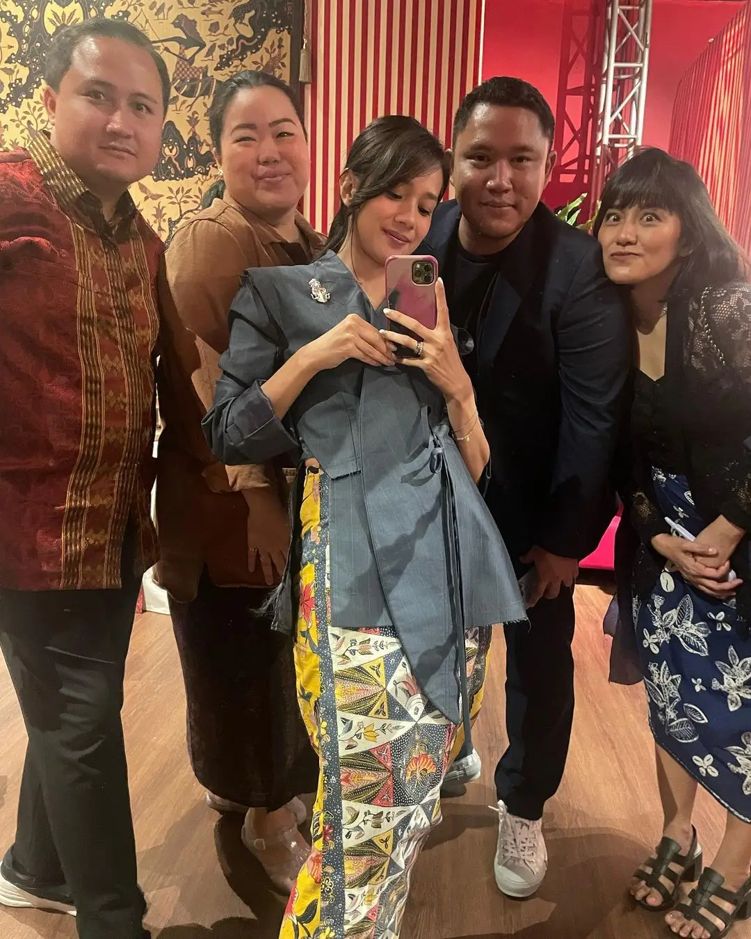 Inspirasi Gaya Batik Mewah dan Elegan ala Gista Putri 