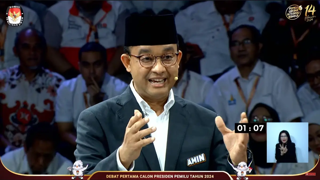 Capres nomor urut 1 Anies Baswedan dalam debat perdana capres di kantor KPU RI, Jakarta, Selasa (12/12/23). (Foto: Tangkapan layar YouTube/KPU RI)