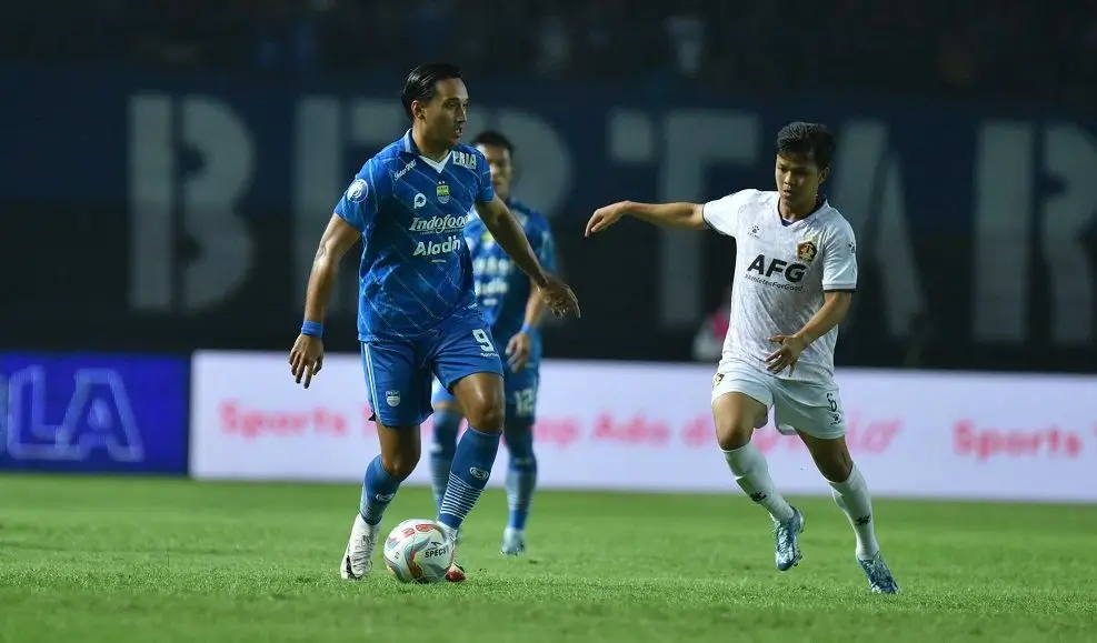 Hasil Lengkap Liga 1  Dipimpin Wasit Jepang  Persib Dipermalukan Persik di Bandung