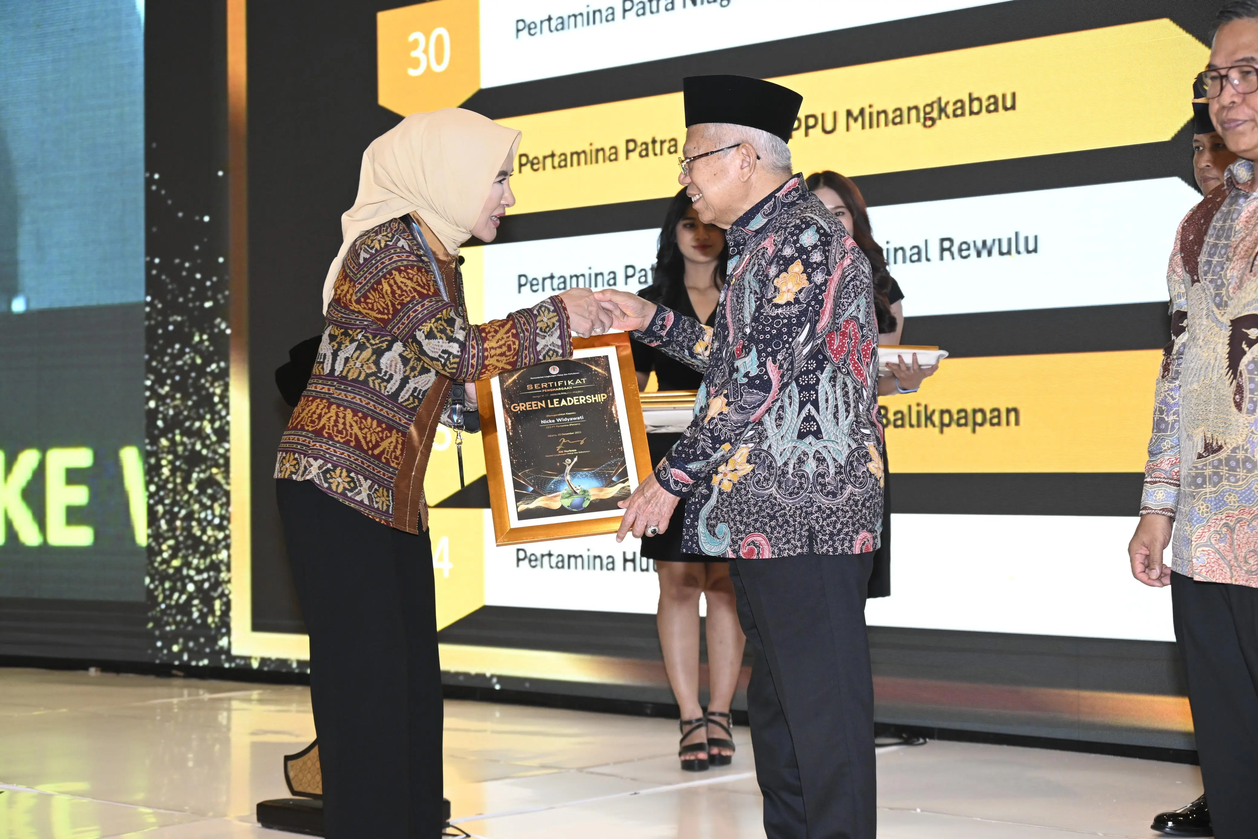 Nicke Widyawati menerima Green Leadership Utama yang diserahkan Wapres Ma'ruf Amin. (Foto: Dok. Pertamina)