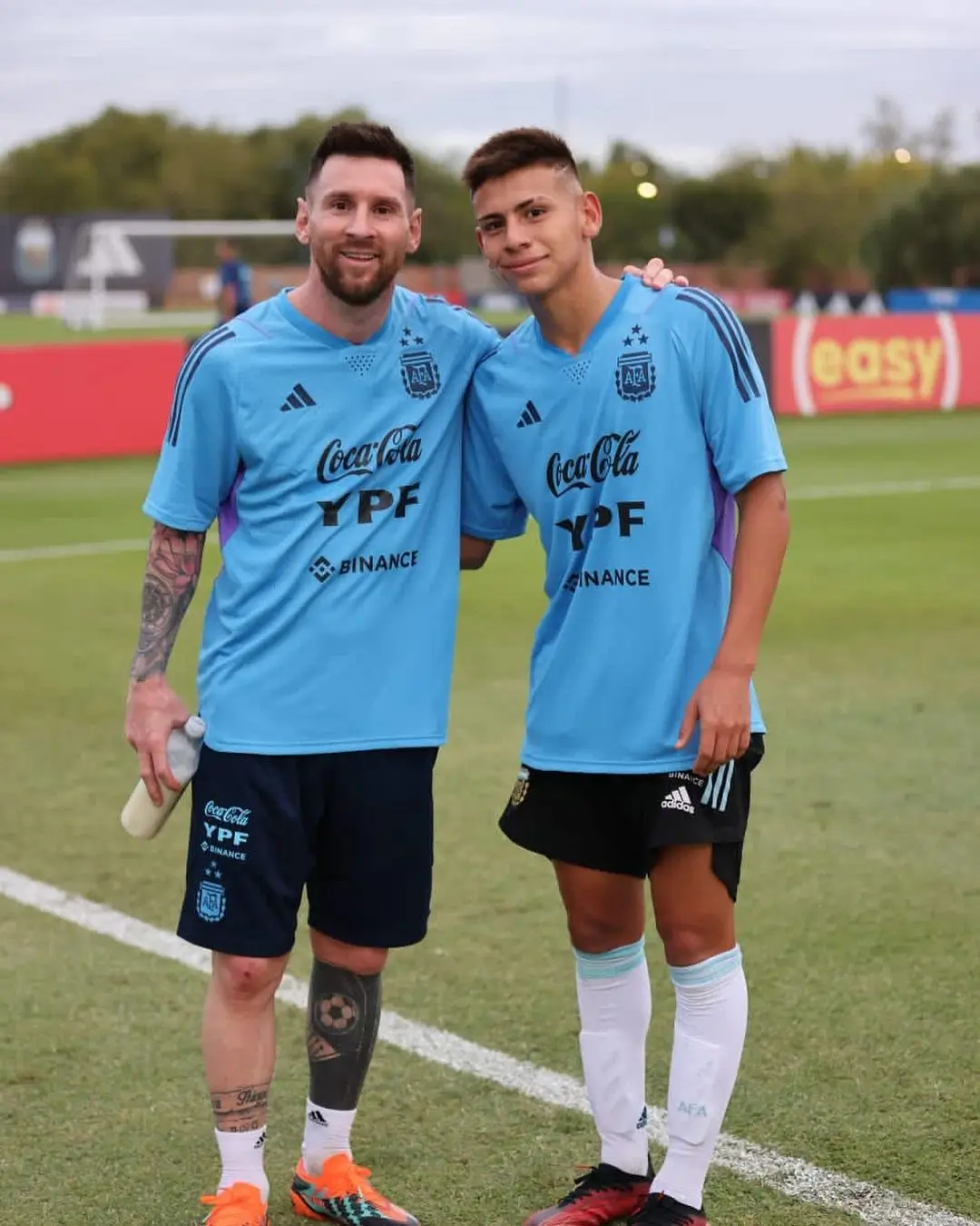 Claudio Echeverri bersama Lionel Messi. (Foto: Instagram Claudio Echeverri)