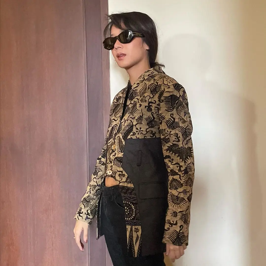 Inspirasi Gaya Batik Mewah dan Elegan ala Gista Putri 