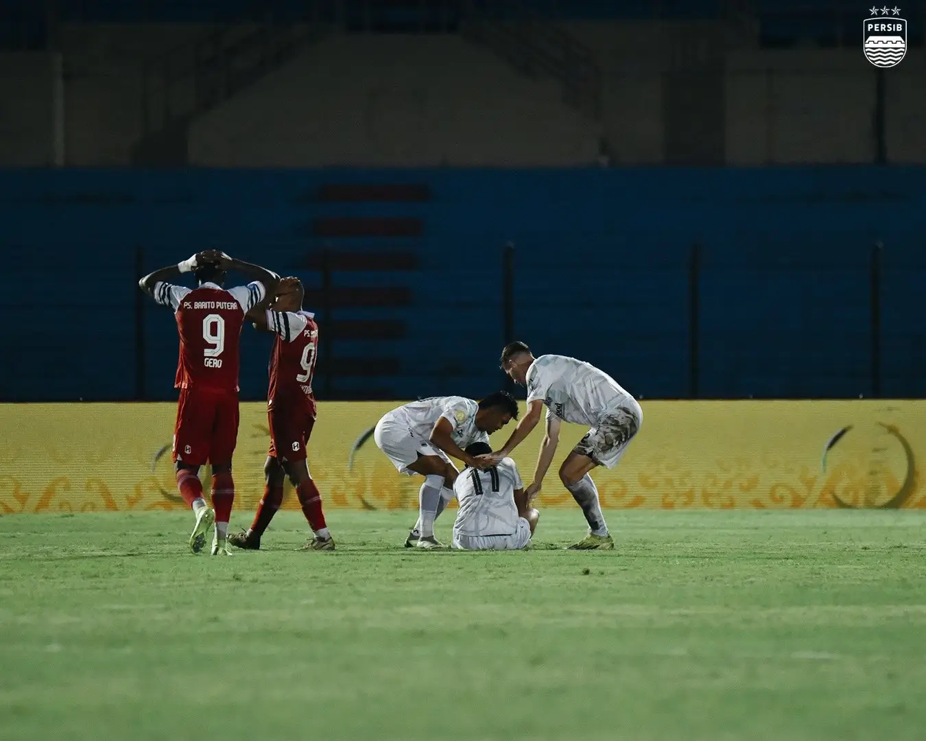 Dedi Kusnandar mengalami patah tulang kaki kanan ketika membela Persib Bandung, (Foto: Persib Bandung)
