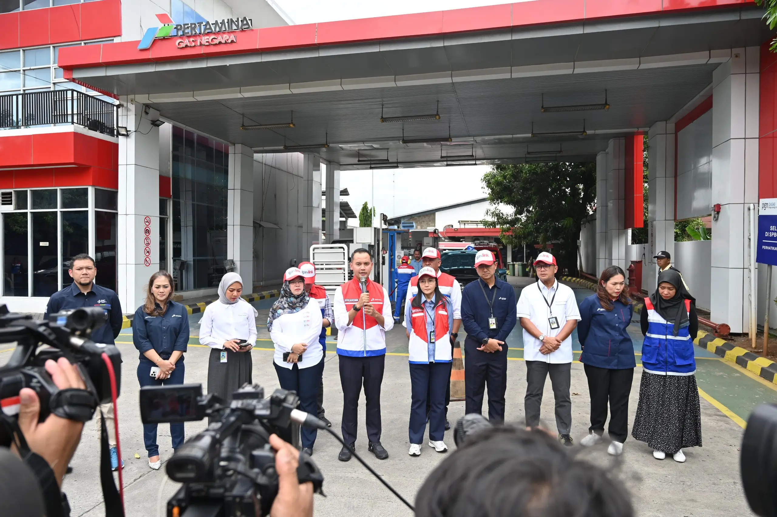 Vice President Corporate Communication Pertamina Fadjar Djoko Santoso bersama Corporate Secretary Pertamina Group saat melakukan press conference kepada awak media mengenai kesiapan Pertamina jelang libur Natal dan Tahun Baru 2025 mendatang. Kegiatan ini berlangsung di SPBG Pondok Ungu, Bekasi, Kamis (19/12/2024). (Foto: Dok. Pertamina)