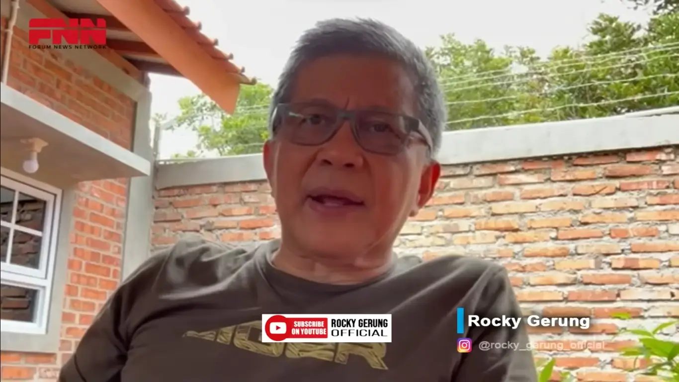 Pengamat politik, Rocky Gerung dalam video yang diunggah bertajuk “Saking Keselnya sama Jokowi, PDIP Minta Jgn Sebut Lagi Kandang Banteng! Tapi Kandang Bansos & Parcok” pada Minggu (1/12/24). (Foto: Tangkapan layar YouTube/Rocky Gerung Official)