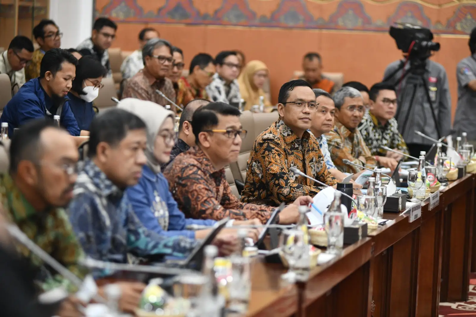 Direktur Utama Pertamina Simon Aloysius Mantiri melakukan Rapat Dengar Pendapar (RDP) dengan Komisi VI DPR RI di Gedung DPR RI, Senayan, Jakarta, Selasa 3 Desember 2024. (Foto: Dok. Pertamina)