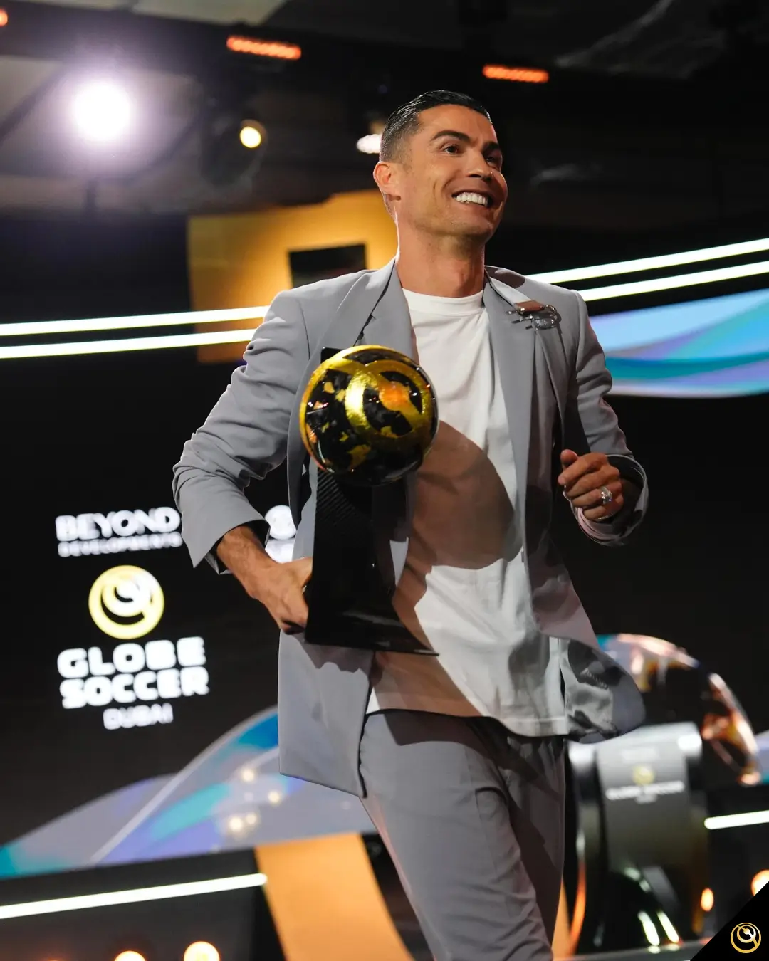 Cristiano Ronaldo menyenggol Ballon d'Or dan Manchester United. Foto: Istimewa