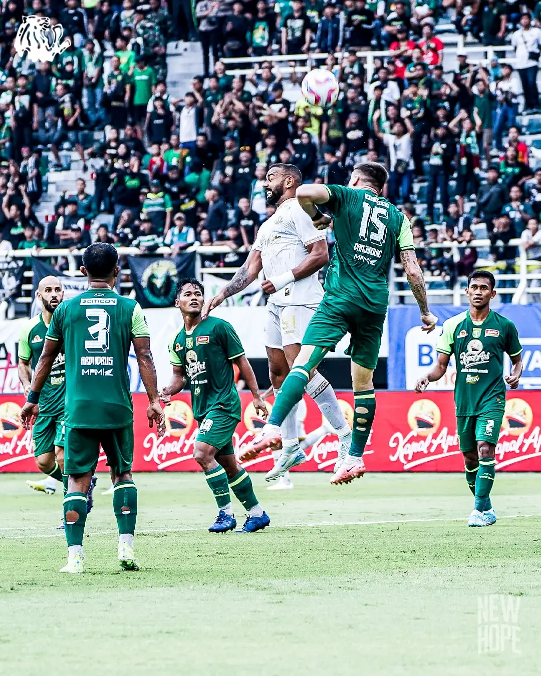 Derby Jatim di Liga 1  Persebaya Menang via Drama Injury Time  Arema FC Pulang Naik Barracuda
