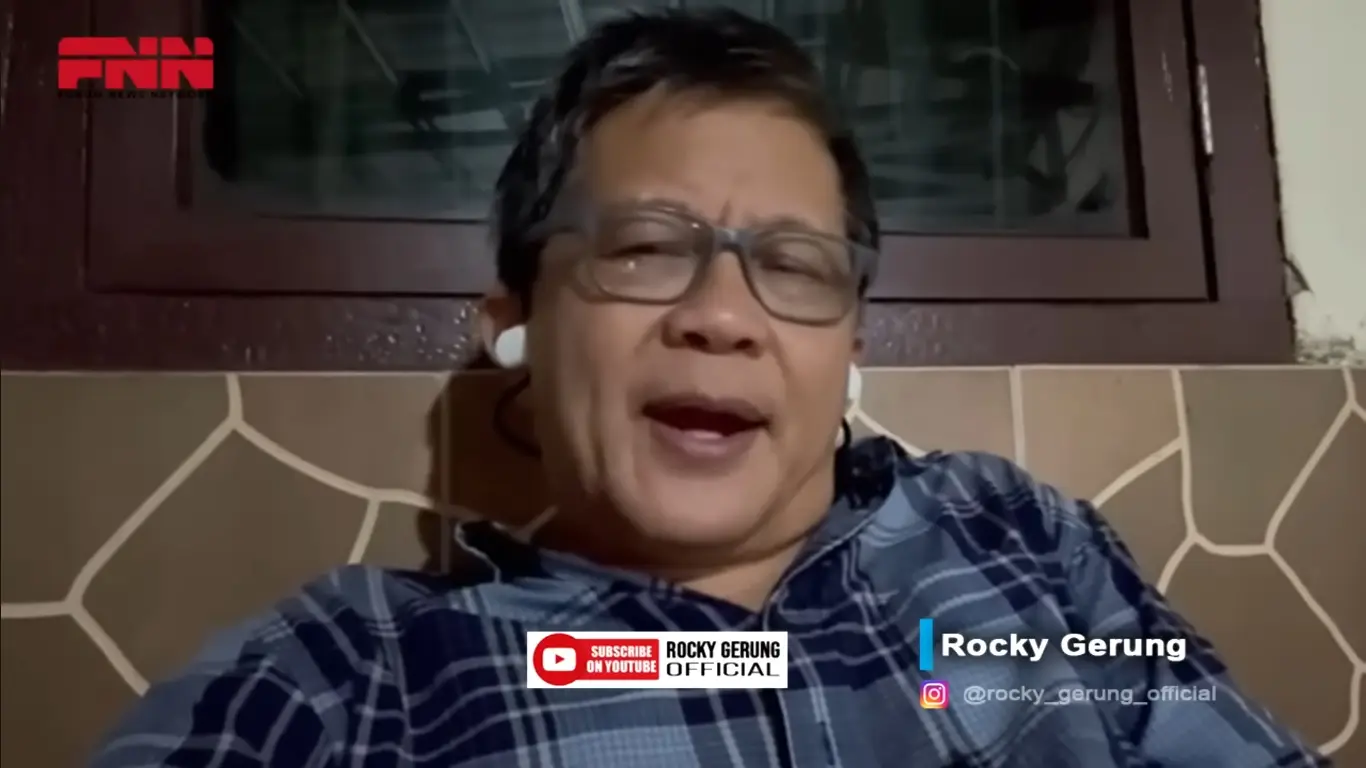 Pengamat politik, Rocky Gerung dalam video “Bakal Geger! Connie Pegang Kunci Kontak Pandora Jokowi. Hasto: I Know What You Did Last Summer”. (Foto: Tangkapan layar YouTube/Rocky Gerung Official)
