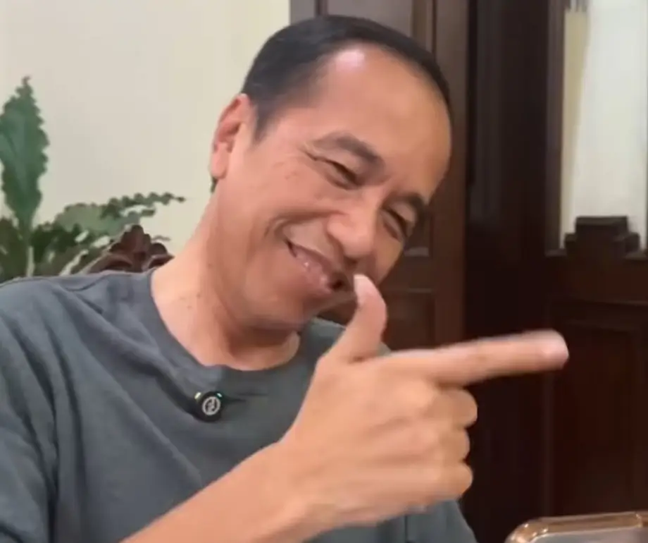 Presiden Ke-7 RI, Joko Widodo memeragakan dirinya sedang menembak ketika menonton sebuah video. (Foto: Instagram/jokowi)