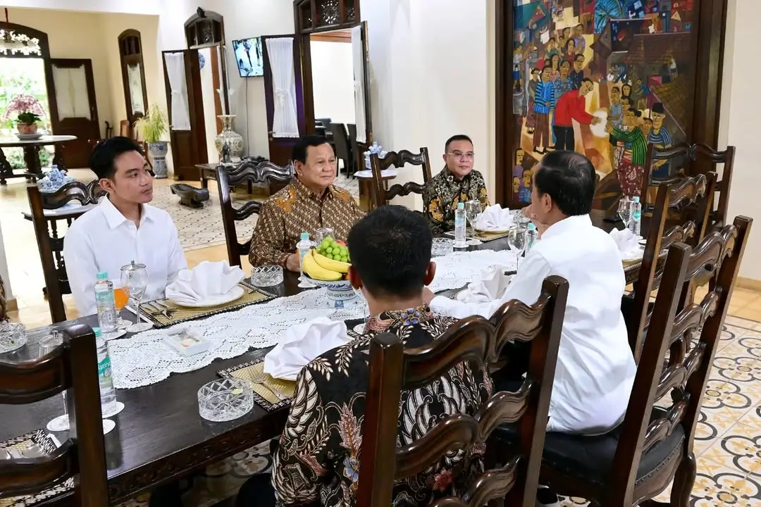 Pertemuan Joko Widodo, Prabowo Subianto, dan Gibran Rakabuming Raka (13/10/24). (Foto: Instagram/jokowi)