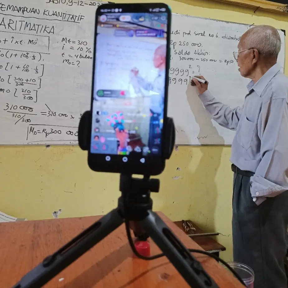 Kisah Melan Ahmad  sang Mbah Guru Matematika di TikTok yang Terima Penghargaan dari Presiden Prabowo