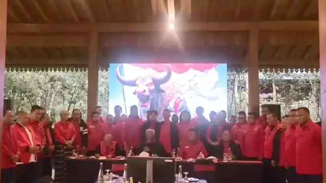 PDIP secara resmi mengumumkan SK pemecatan terhadap Joko Widodo, Gibran Rakabuming Raka, Bobby Nasution, dan 27 nama lainnya sebagai kader partai pada Senin (16/12/24). (Foto: Instagram/pdiperjuangan)