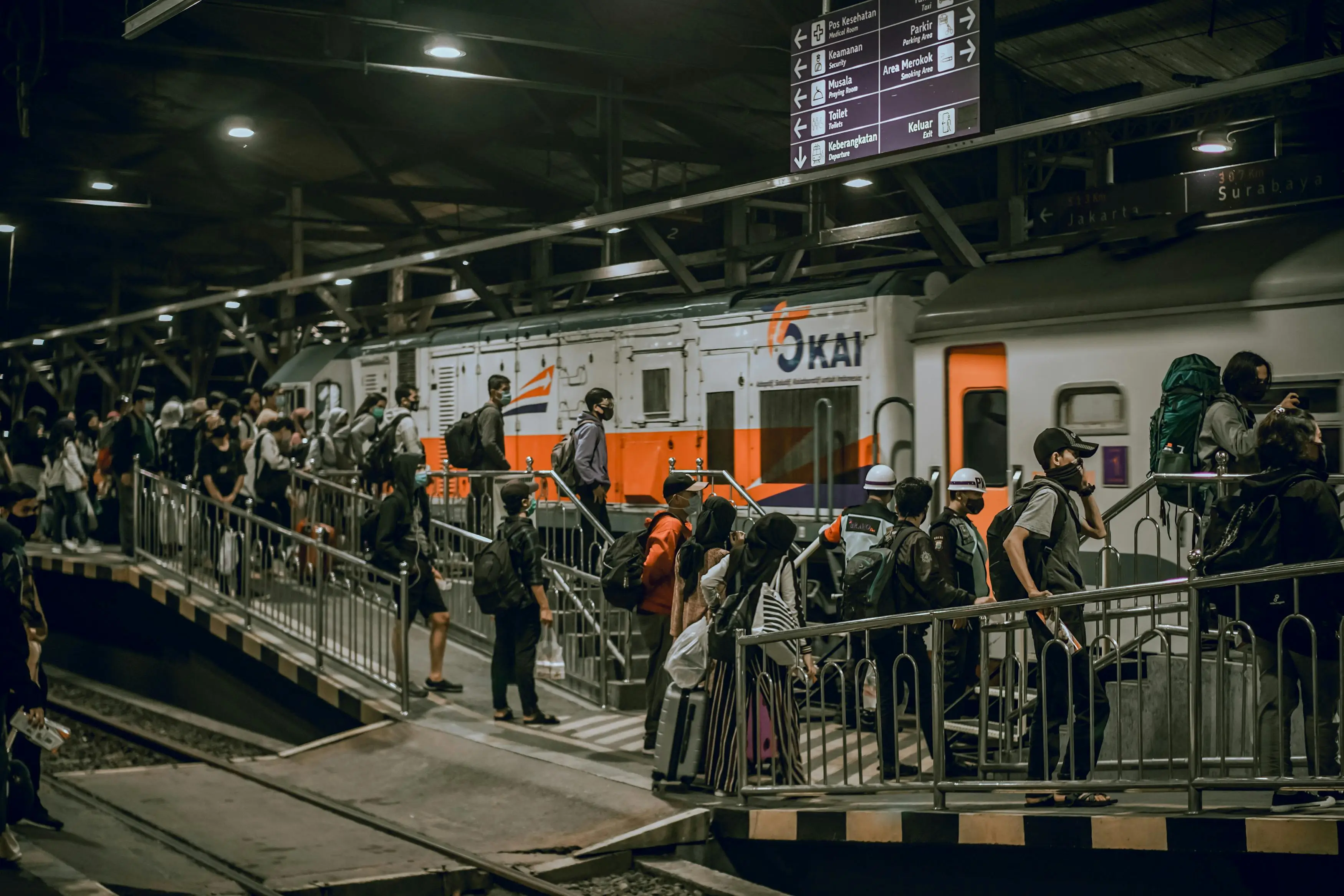 Ilustrasi mengantri masuk ke dalam kereta. (Foto: Pexels/M Adriyawan)