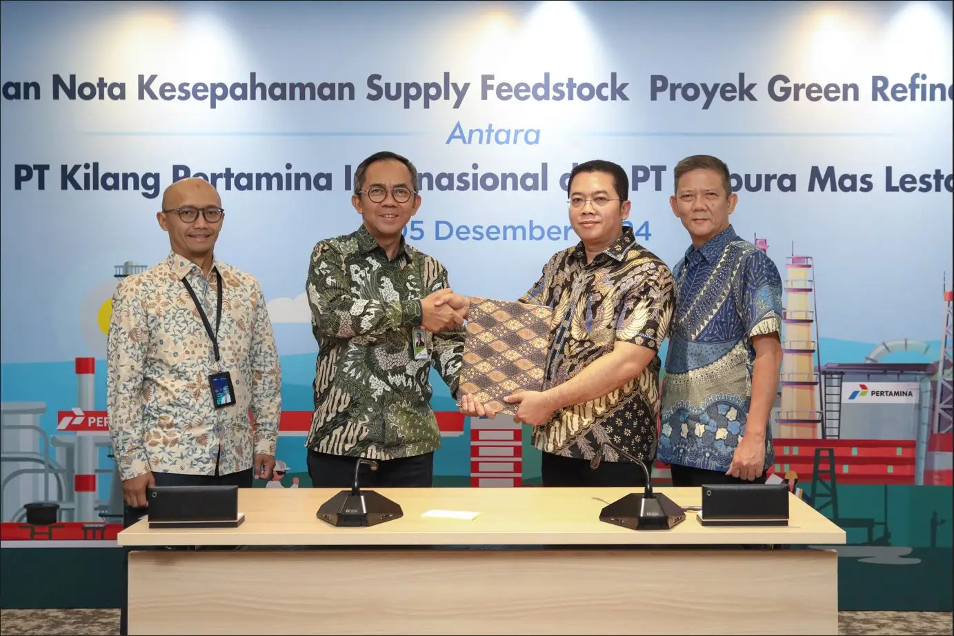 Penandatanganan Nota Kesepahaman (MoU) terkait pasokan Feedstock Proyek Green Refinery Kilang Cilacap oleh Direktur Utama KPI Taufik Aditiyawarman dengan Direktur Utama PT Gapura Mas Lestari (GML) Heru Fidiyanto. (Foto. Dok. KPI)